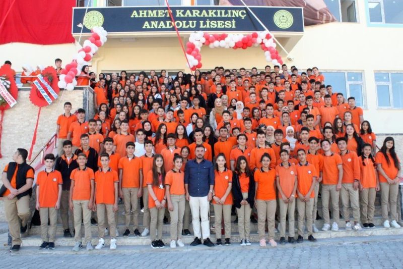 Okul bahçesinde öğrenciler